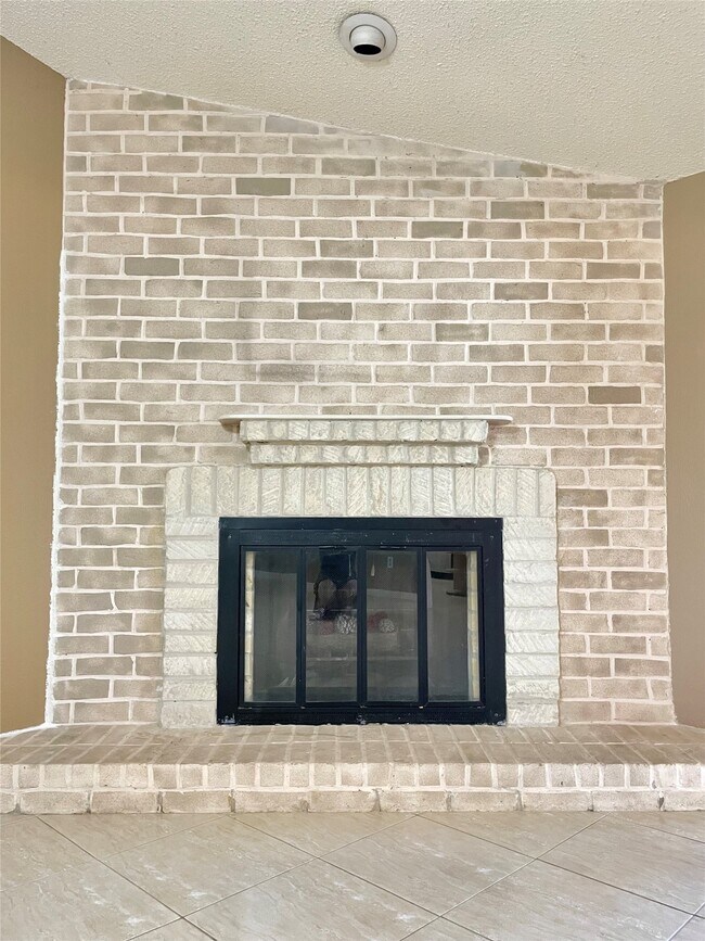 Building Photo - 3034 Mosby Dr