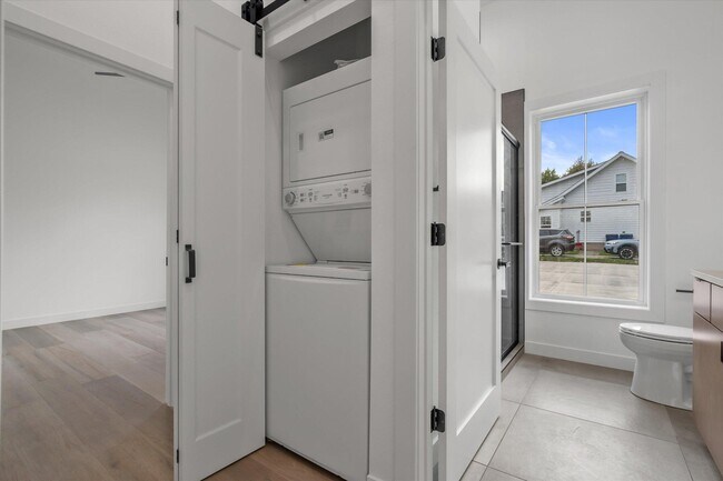 Building Photo - 308 Oak St