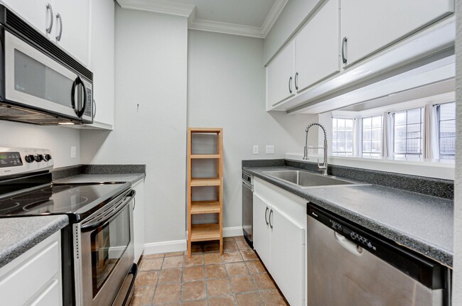 Building Photo - Nestled & Spacious Home 2-Bed/1.5 with Mod...