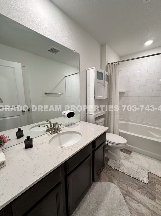 Building Photo - Luxurious fully-furnished home in Dove Vil...