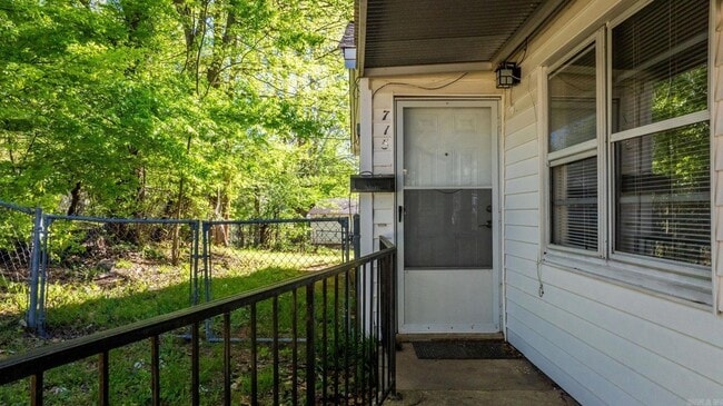 Building Photo - 713 Oakwood