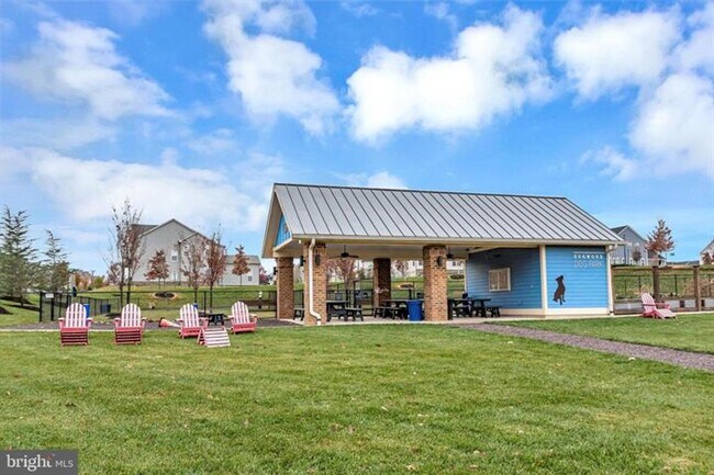 Building Photo - 255 Aspen Rd