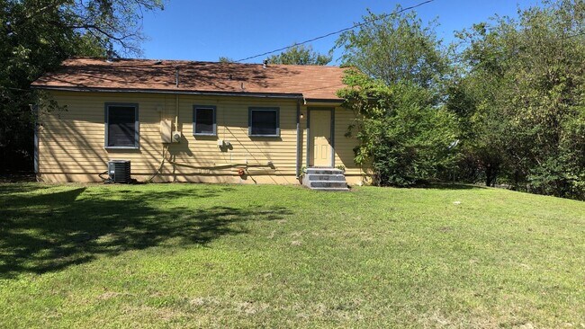 Building Photo - 806 Carlisle Ave