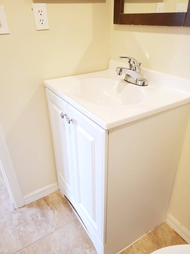 Building Photo - 3 bedroom 2 bath rental NO FENCE