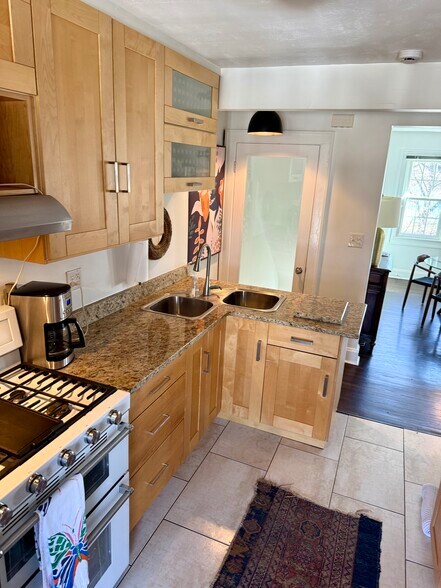 Building Photo - 1946 Guilford Rd