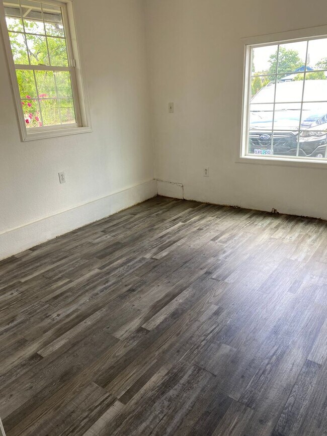 Building Photo - 4 bed 1 bath