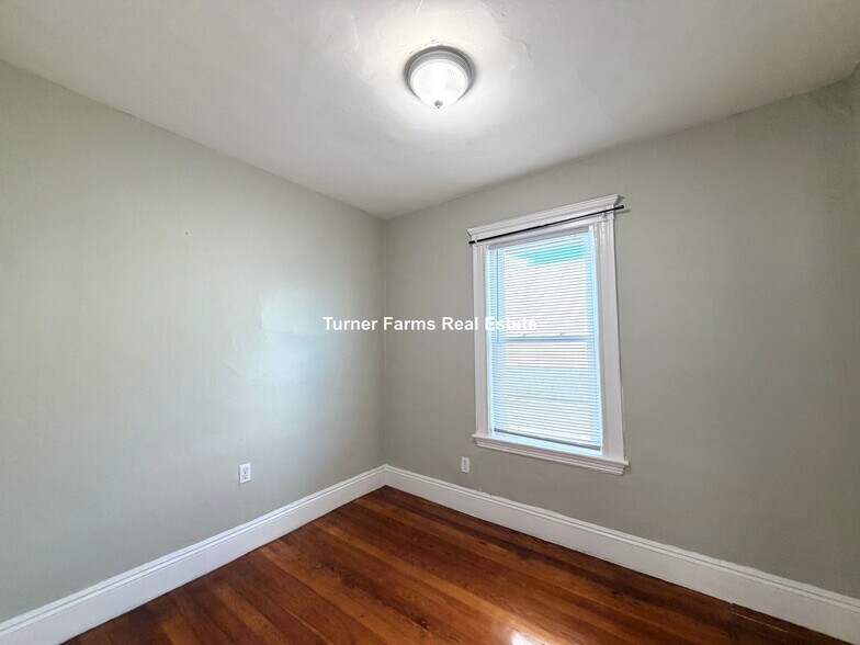 Building Photo - 18 Perry St