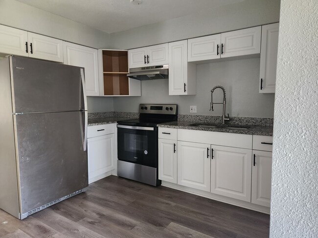 Building Photo - 2 bedroom 1.5 bath Waterfront Duplex