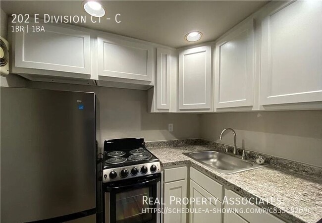 Building Photo - 202 E Division Ct