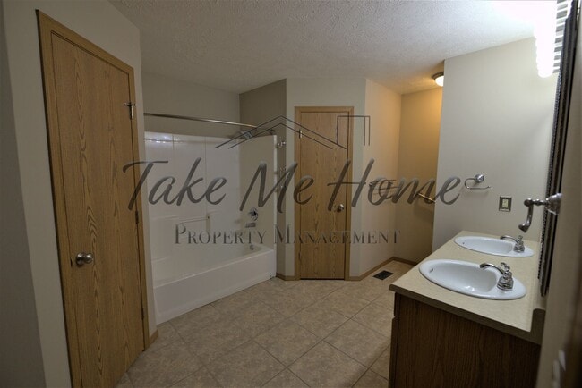 Building Photo - Vintage Hills Beauty!