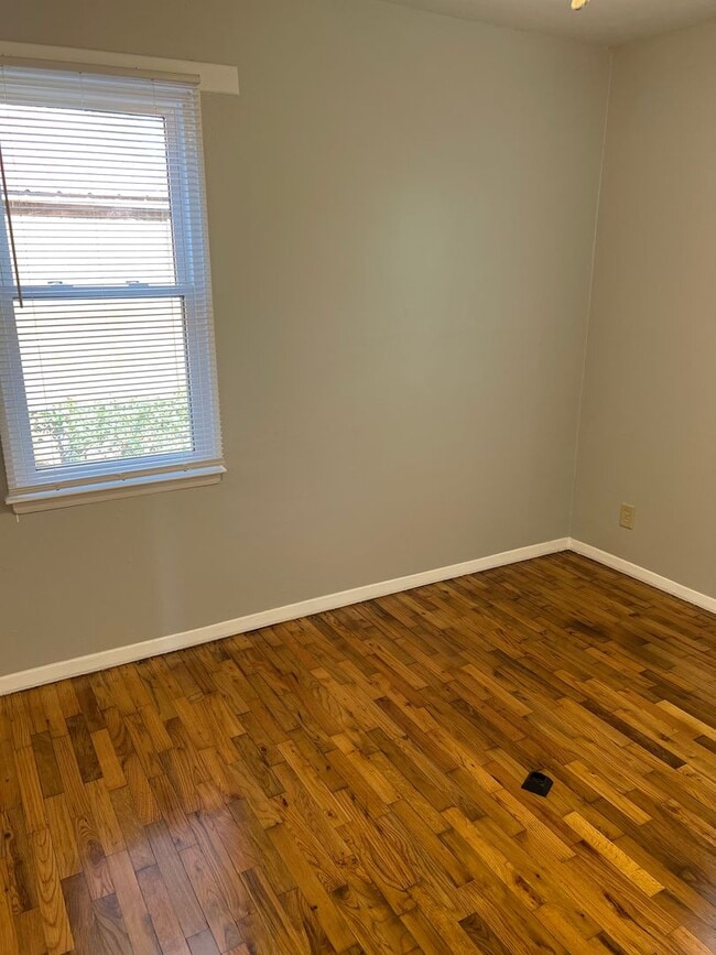 Building Photo - Don't miss out on this cozy home!