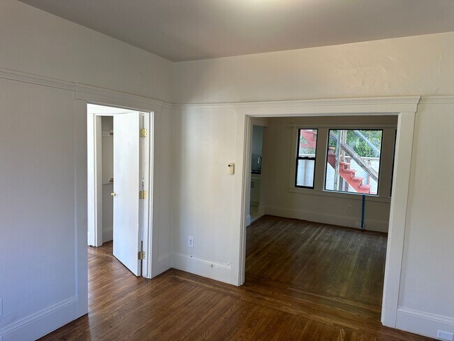 Building Photo - 423 49th St