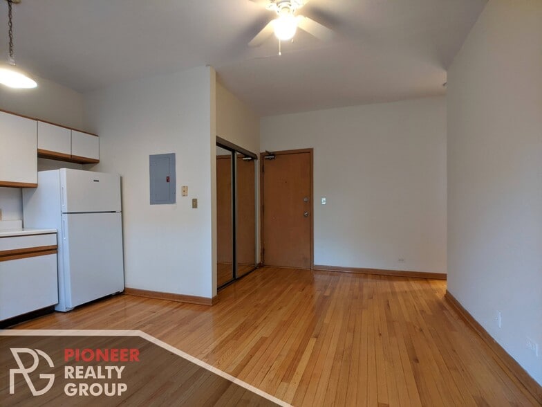 Building Photo - 634 W Barry Ave