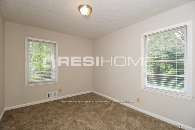 Building Photo - 2931 Birchwood Way SW