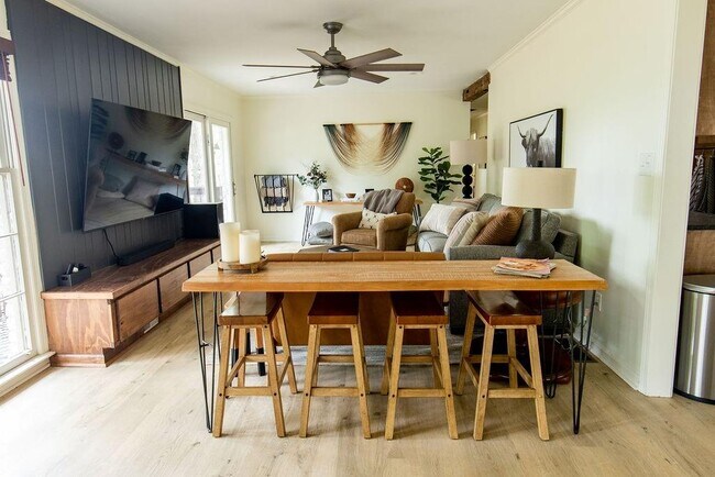 Building Photo - 728 S McCollum Dr