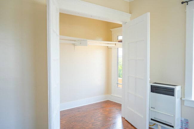 Building Photo - 1353 W 49th St