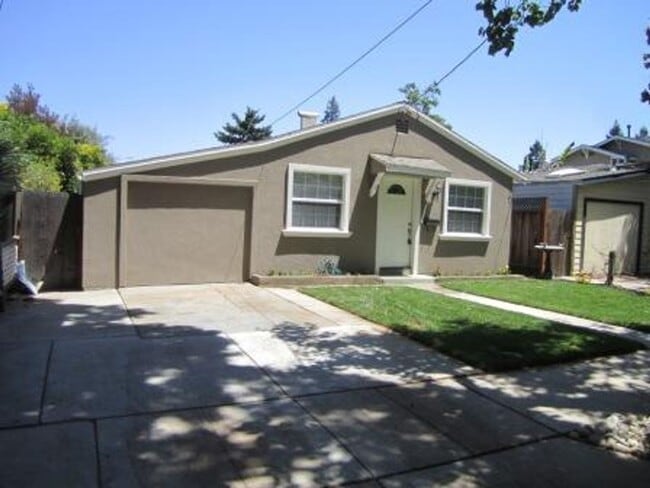 Primary Photo - CHARMING 3 BEDROOM, 1 BATHROOM HOME IN DOW...