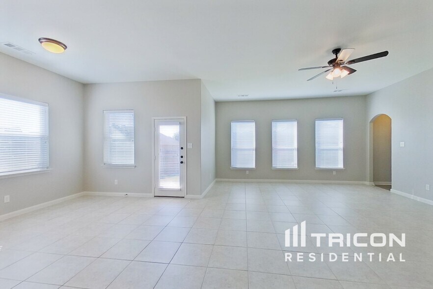 Building Photo - 616 Meadow Springs Dr