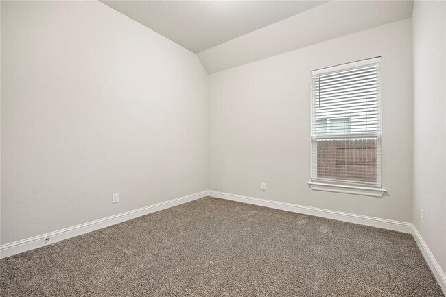 Building Photo - 2004 Highland Ridge Rd