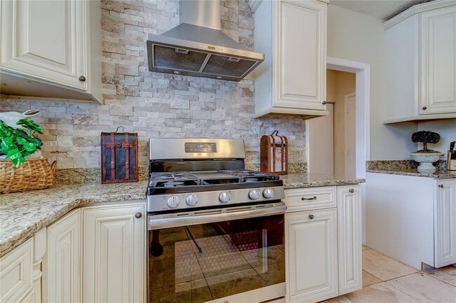 Building Photo - 9401 Woodbay Dr