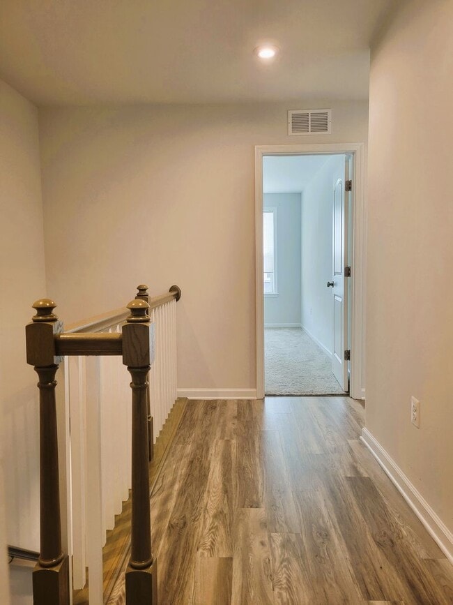Building Photo - Immaculate 3 bedroom townhouse centrally located in Bon Air
