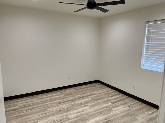 Building Photo - 172 Plex Cir