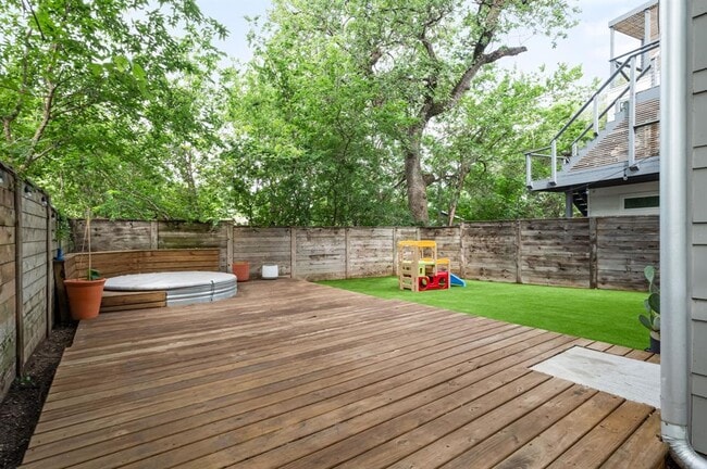Building Photo - 1182 Oak Grove Ave