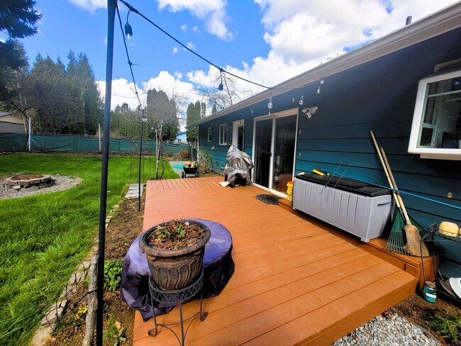 Building Photo - Spacious 3–4 Bedroom Rambler with Private Studio & Mount Baker Views