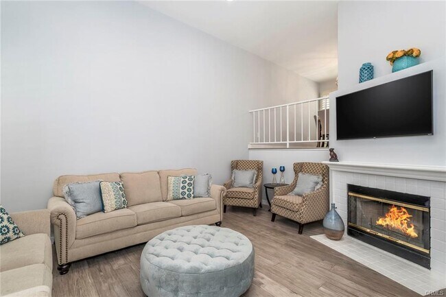 Building Photo - 5455 Sylmar Ave