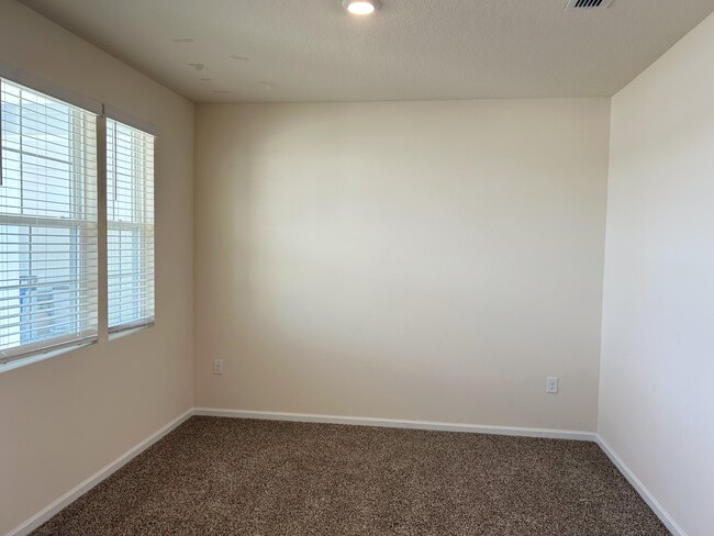 Building Photo - 517 Jarama Cir