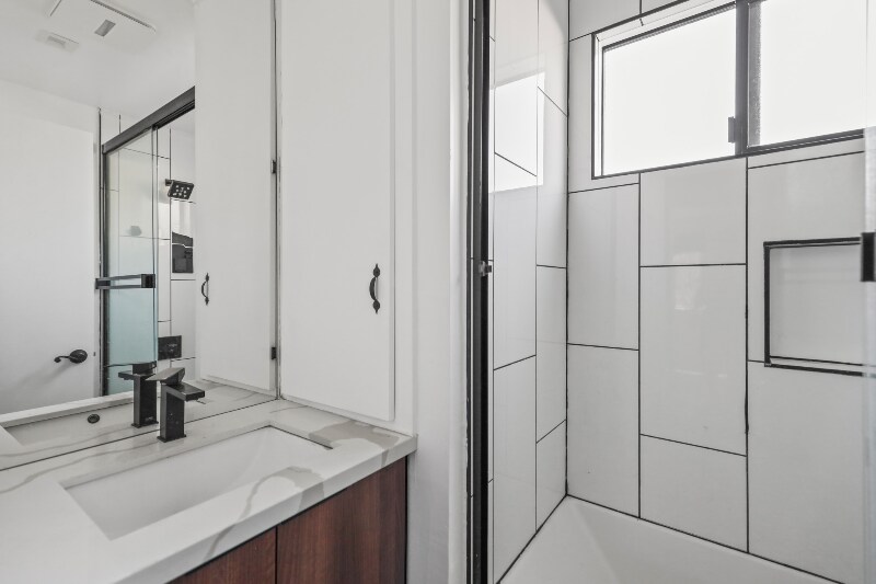 Building Photo - 2814 Sichel St