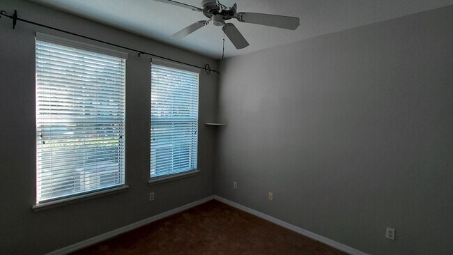 Building Photo - 3 Bedroom, 2 Bath Condo in Lakeside at Lak...