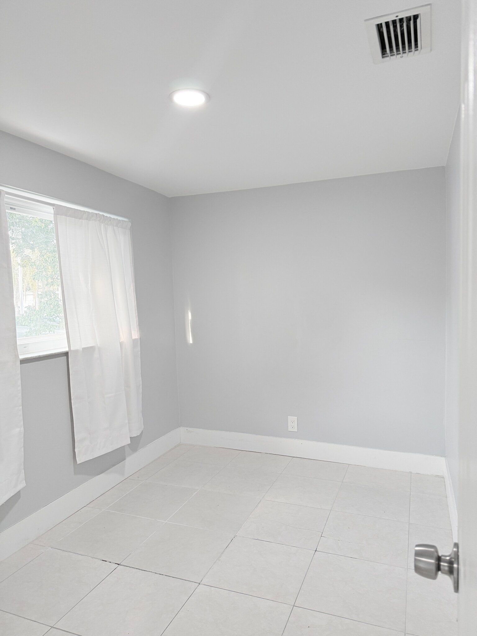 Building Photo - 4751 SW 43rd Ave