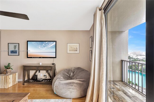 Building Photo - 2625 Collins Ave