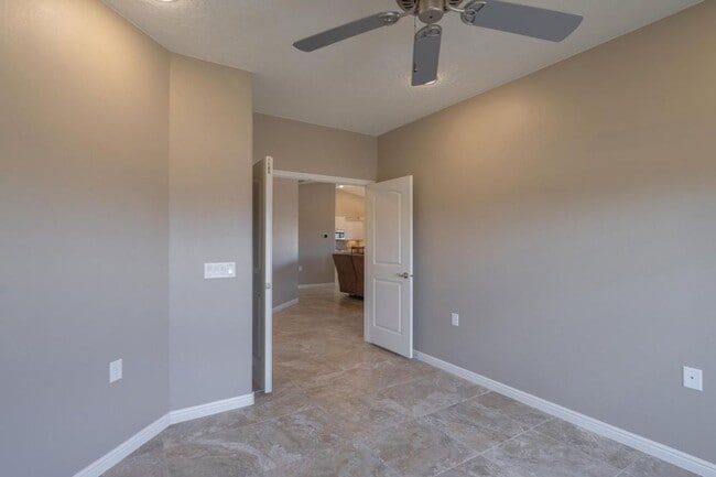 Building Photo - Bright & Beautiful 2 Bedroom Home in Sun R...