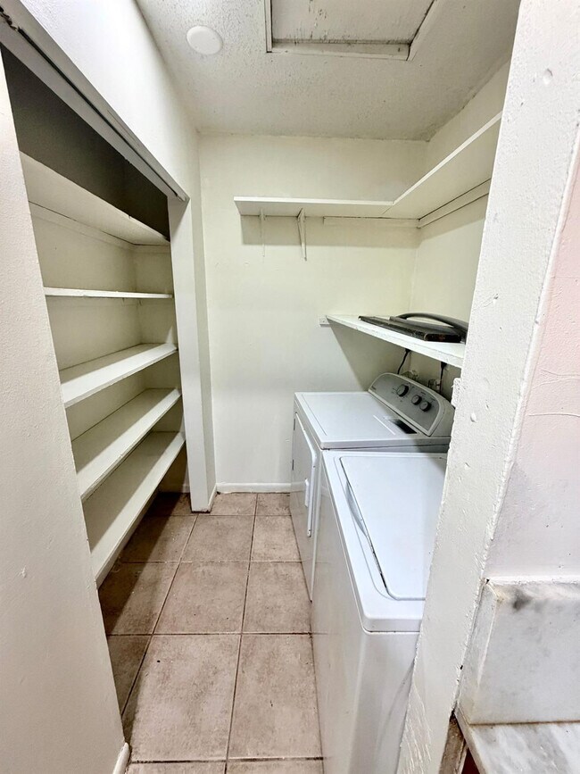 Building Photo - 5730 NW 27th Ct