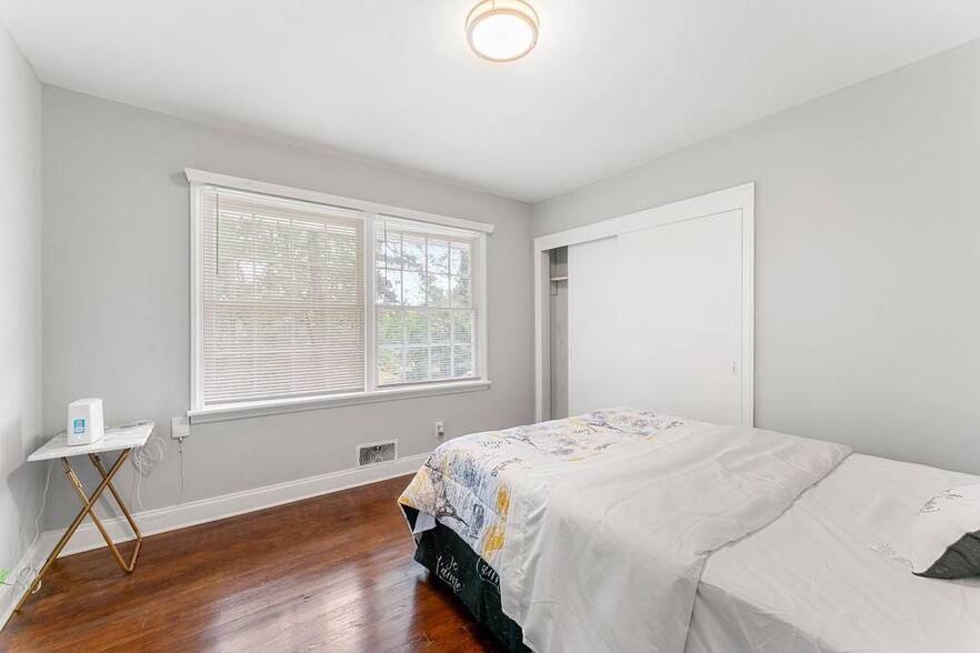 Building Photo - 1131 Custer Ave SE