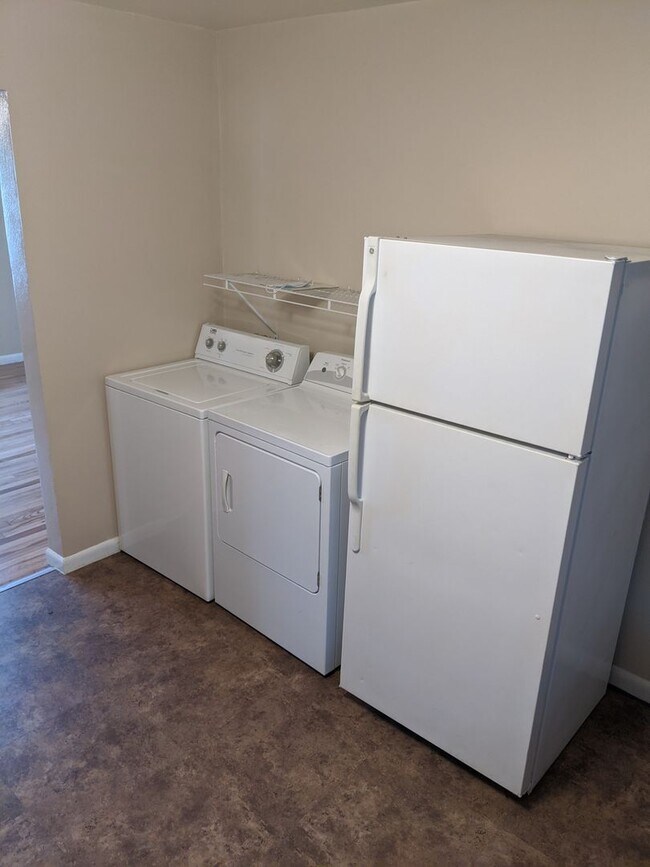 Building Photo - 1807 Lynwood Dr