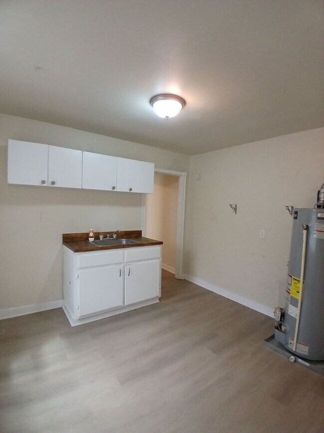 Building Photo - Delightful 2 bedroom 1 bath duplex - Open To Section 8 - $99 Move In Specail