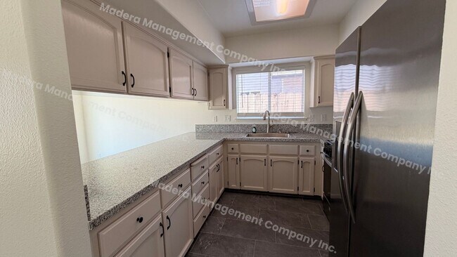 Building Photo - 4 Bed/ 2 Bath Available Now!