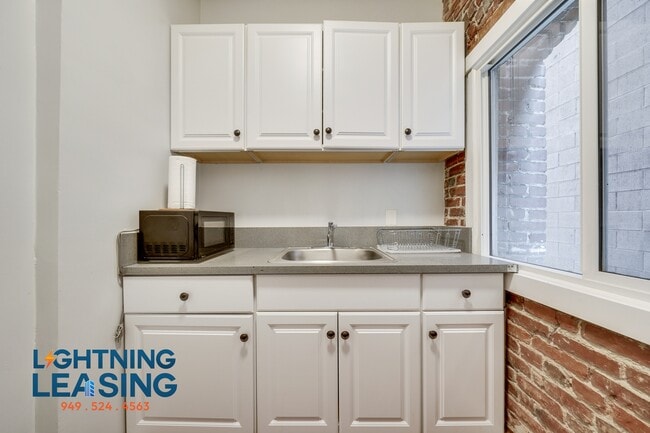 Building Photo - 1420 Flower St