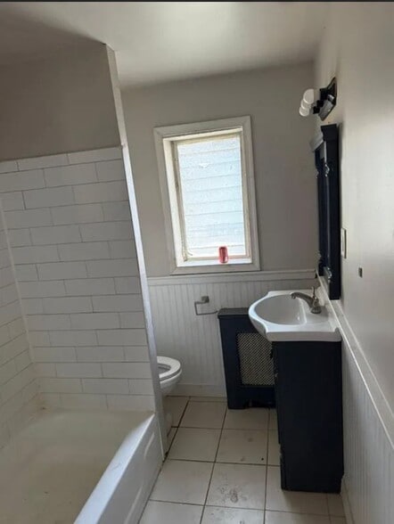 Building Photo - 216 E 24th St