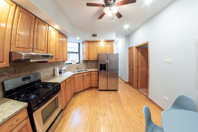 Building Photo - 3-Bedroom Apartment in Ukrainian Village / Humboldt Park!