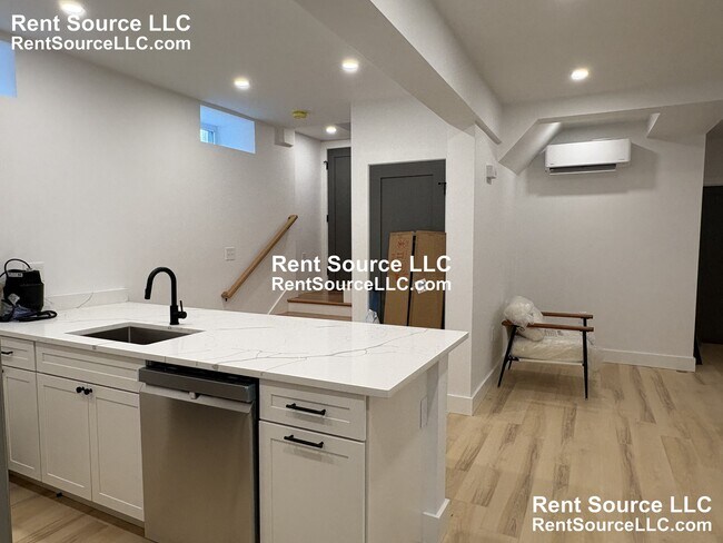 Building Photo - 52 Cotting St