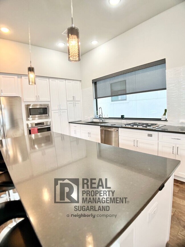 Building Photo - Luxurious Three Story Townhome!