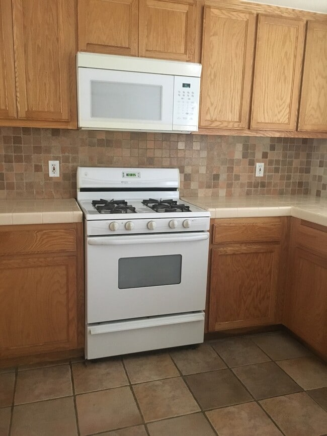 Building Photo - Split Level 4 Bedroom  2.5 Bath Town Home