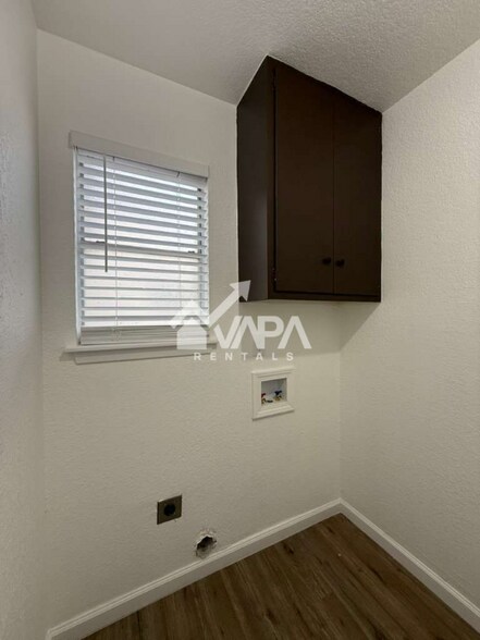 Building Photo - 311 Kingsman St
