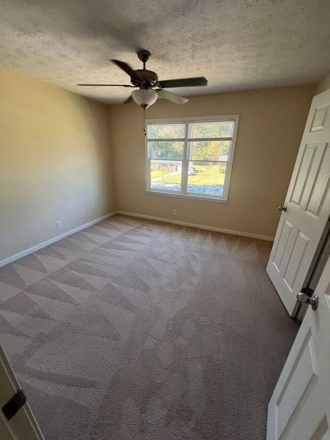 Building Photo - Charming 3 Bedroom, 2 Bath Split-Level Ran...