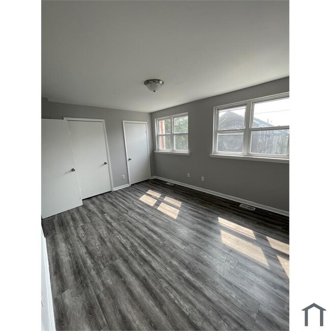 Building Photo - 261 E Haines St