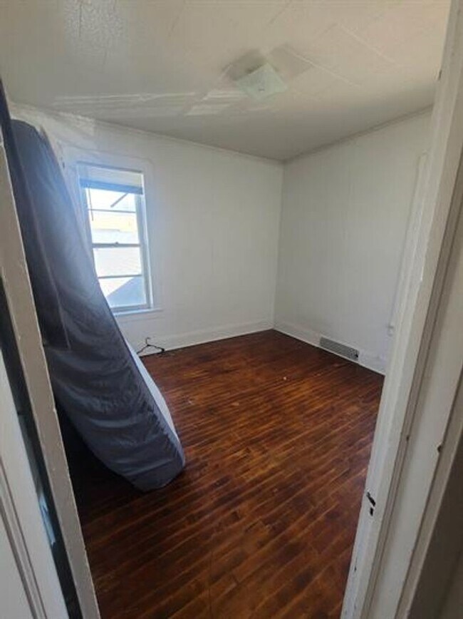 Building Photo - 1372 Merryman St